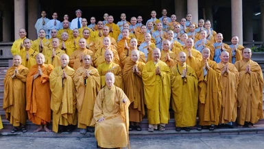 Đại lão Hòa thượng Viện trưởng lưu niệm cùng Hội đồng Điều hành, giảng viên Học viện trong ngày họp mặt đầu năm - Ảnh: Bảo Toàn/BGN