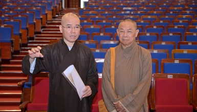 Hòa thượng Thích Từ Nghiêm, Ủy viên Hội đồng Trị sự, Trưởng ban Trị sự GHPGVN TP.Đà Nẵng, Trưởng ban Tổ chức và Thượng tọa Thích Thông Đạo (bên trái), Ủy viên Hội đồng Trị sự, Phó Trưởng ban Thường trực Ban Trị sự GHPGVN thành phố, Phó Trưởng ban Tổ chức Đại hội đại biểu Phật giáo TP.Đà Nẵng lần thứ I, nhiệm kỳ 2026-2031