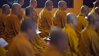 Tăng Ni hàng năm phải An cư ba tháng (Tiền An cư hoặc Hậu An cư) để thúc liễm thân tâm, trau dồi Giới - Định - Tuệ, giữ gìn quy củ tùng lâm, trang nghiêm Giáo hội, lợi lạc tự thân và lợi ích xã hội - Ảnh: BGN