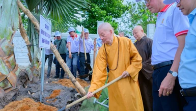 Đức Pháp chủ GHPGVN tham dự ngày hội môi trường 19-5 trong chương trình Vườn cây Đại đoàn kết - Ảnh: Tâm Quý/BGN