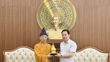 Hòa thượng Thích Thanh Quyết tặng tôn tượng Phật hoàng Trần Nhân Tông đến ông Bí thư Tỉnh ủy Sơn La Hoàng Văn Nghiệm
