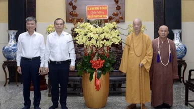 Lãnh đạo Cục An ninh Nội địa - Bộ Công an chúc mừng Đại lễ Phật đản Phật lịch 2570 đến Đức Pháp chủ GHPGVN- Ảnh: Bảo Toàn/BGN
