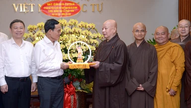 [Video] Bí thư Thành ủy TP.HCM Trần Lưu Quang thăm, chúc mừng nhân Đại lễ Phật đản đến Ban Trị sự TP.HCM
