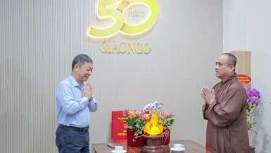 Ông Dương Anh Đức - Ủy viên Ban Thường vụ, Trưởng ban Tuyên giáo và Dân vận Thành ủy TP.HCM với Thượng tọa Thích Tâm Hải - Tổng Biên tập Báo Giác Ngộ