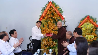 Phó Thủ tướng Chính phủ Nguyễn Văn Thắng chúc mừng Trưởng lão Hòa thượng Thích Giác Quang, Phó Pháp chủ Hội đồng Chứng minh GHPGVN - Ảnh: Đức Tuân/VGP