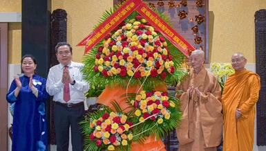 Chủ tịch Quốc hội Trần Thanh Mẫn, Chủ tịch Ủy ban Trung ương MTTQVN Bùi Thị Minh Hoài thay mặt Đảng, Nhà nước, MTTQVN chúc mừng Đại lễ Phật đản đến Đức Pháp chủ và chư tôn Trưởng lão Hội đồng Chứng minh GHPGVN - Ảnh: Quảng Đạo/BGN