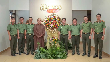 Phái đoàn đại diện Đảng ủy - Ban Giám đốc Công an TP.HCM tặng hoa chúc mừng Báo Giác Ngộ - Ảnh: Nguyên Tài/BGN