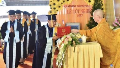 Đại lão Hòa thượng Viện trưởng trao Bằng tốt nghiệp đến các học viên tại Lễ tốt nghiệp