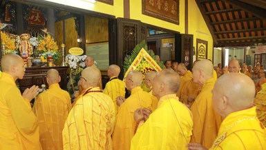 Chư vị giáo phẩm tưởng niệm Hòa thượng Thích Huệ Trí nhân Tuần lâm Đại tường, tại Hương Nghiêm đường thuộc tổ đình Kim Tiên - Huế