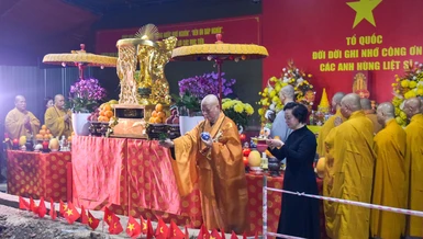 Hòa thượng Thích Lệ Trang cử hành khóa lễ tâm linh truyền thống Phật giáo tại Công viên Lê Thị Riêng
