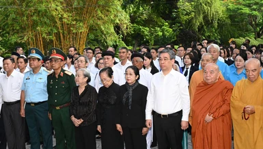 Ông Nguyễn Phước Lộc, Ủy viên Trung ương Đảng, Phó Bí thư Thành ủy, Chủ tịch Ủy ban MTTQVN TP.HCM cùng các đại biểu tưởng niệm các anh hùng liệt sĩ đã hy sinh để bảo vệ nền hòa bình, độc lập, tự do của dân tộc