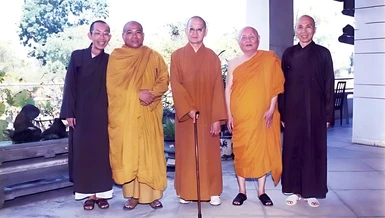 Tác giả, Hòa thượng Thích Phước Sơn (bên phải, ngoài cùng) với Trưởng lão Hòa thượng Thích Minh Châu, Hòa thượng Thích Giác Toàn, Hòa thượng Thích Chơn Thiện tại thiền viện Vạn Hạnh lúc chưa kiến thiết - Ảnh tư liệu BGN