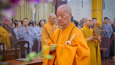 Đức Pháp chủ GHPGVN niêm hương cầu nguyện tại Pháp hội Vu lan - Báo hiếu, tưởng niệm và tri ân các bậc tiền bối hữu công với Đạo pháp và Dân tộc - Ảnh: Tâm Quý/BGN