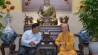 Đức Pháp chủ GHPGVN trao đổi với Thứ trưởng Bộ Dân tộc và Tôn giáo Nguyễn Hải Trung - Ảnh: Bảo Toàn/BGN.