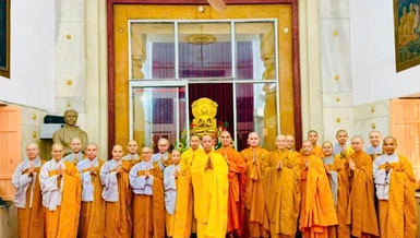 Chư Tăng Ni đang làm việc, du học tại Delhi 