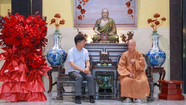 Đức Pháp chủ tiếp thân mật Thứ trưởng Bộ Tư pháp Nguyễn Thanh Tịnh - Ảnh: Nguyên Tài/BGN