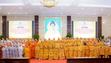 Chư tôn đức Tăng Ni, cư sĩ tham gia các Ban chuyên môn chụp ảnh lưu niệm với chư vị giáo phẩm Chứng minh, Ban Thường trực Ban Trị sự GHPGVN TP.HCM - Ảnh: Bảo Toàn/BGN