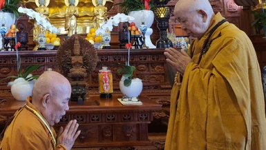 Nhị vị Hòa thượng thực hiện nghi thức đối thú Tự tứ
