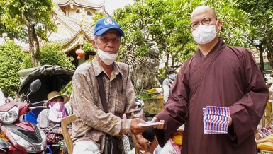 Đại đức Thích Minh Đạo, trụ trì chùa Nam Thiên Nhất Trụ tặng quà đến bà con khuyết tật