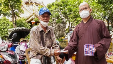 Đại đức Thích Minh Đạo, trụ trì chùa Nam Thiên Nhất Trụ tặng quà đến bà con khuyết tật