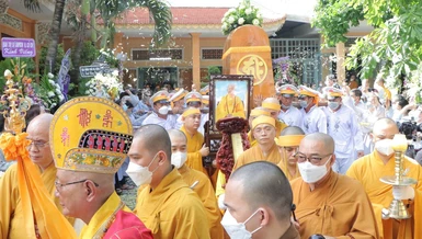 Đông đảo Tăng Ni, Phật tử phụng tống kim quan Hòa thượng trà-tỳ