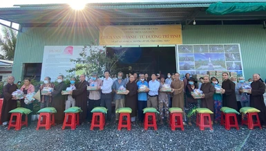 Trao quà đến bà con có hoàn cảnh khó khăn tại từ đường Trí Tịnh