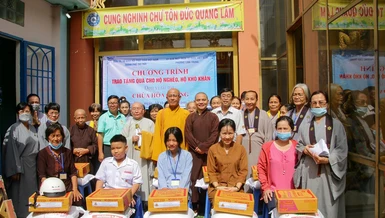 Buổi trao tặng quà cho hộ nghèo, hộ khó khăn tại chùa Hoà Quang