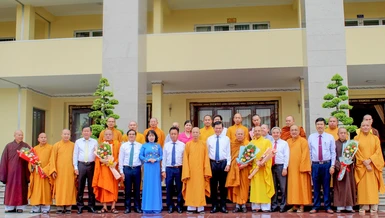 Tân Ban Trị sự GHPGVN tỉnh Đồng Nai chụp ảnh lưu niệm cùng lãnh đạo Tỉnh ủy - Ảnh: PGĐN