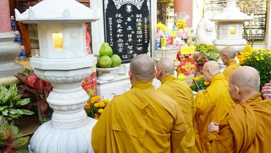 Chư tôn đức dâng hương tưởng niệm cố Đại lão Hòa thượng Thích Trí Tịnh