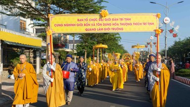 Cung nghinh giới bổn, tôn dung Trưởng lão Hòa thượng Thích Trí Tịnh về các điểm truyền giới