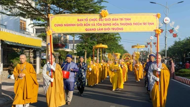 Cung nghinh giới bổn, tôn dung Trưởng lão Hòa thượng Thích Trí Tịnh về các điểm truyền giới