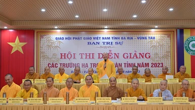 Thượng tọa Thích Thiện Thuận, Chánh Chủ khảo nhận xét về phần thi của các thí sinh 