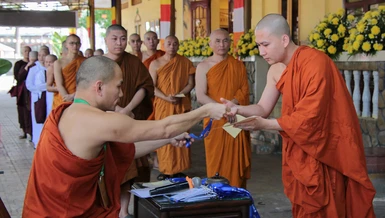 Giới tử trình giấy báo trúng tuyển và nhận thẻ đeo trước khi nhập chúng giới trường chùa Bửu Quang