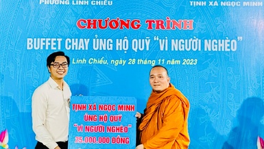 Đại đức Thích Minh Nghi trao bảng tượng trưng ủng hộ số tiền 25 triệu đồng đến Quỹ “Vì người nghèo" P.Linh Chiểu, TP.Thủ Đức