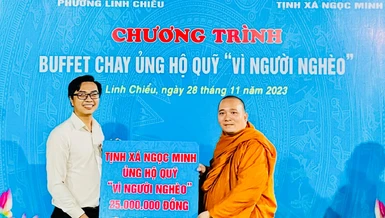 Đại đức Thích Minh Nghi trao bảng tượng trưng ủng hộ số tiền 25 triệu đồng đến Quỹ “Vì người nghèo" P.Linh Chiểu, TP.Thủ Đức