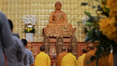 Tôn tượng Đức Phật Bổn sư Thích Ca Mâu Ni được an trí tại chánh điện tu viện Vạn Liên