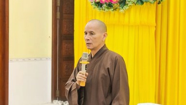 Hòa thượng Thích Thiện Thống, Phó Chủ tịch Hội đồng Trị sự, Trưởng ban Trị sự GHPGVN tỉnh An Giang chủ trì phiên họp - Ảnh: PGAG