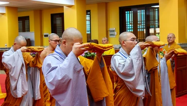 Các giới tử phát nguyện thọ tam y để chính thức trở thành Tỳ-kheo