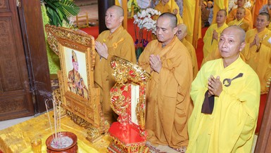 Môn đồ pháp quyến đại vị Hòa thượng Thích Huệ Trí đảnh lễ liệt vị Tổ sư