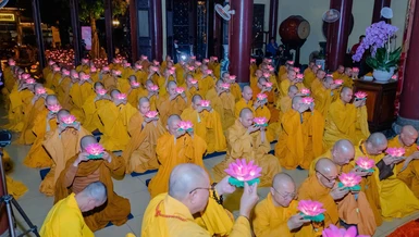 Chư tôn đức trong nghi thức dâng hoa đăng cúng dường Giác linh Trưởng lão Hòa thượng Thích Minh Châu (1918-2012)