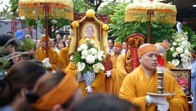 Cung thỉnh bát hương, linh mô, di ảnh, kim quan Hòa thượng Thích Huệ Cảnh rời Giác linh đường nhập bảo tháp