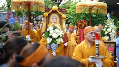 Cung thỉnh bát hương, linh mô, di ảnh, kim quan Hòa thượng Thích Huệ Cảnh rời Giác linh đường nhập bảo tháp