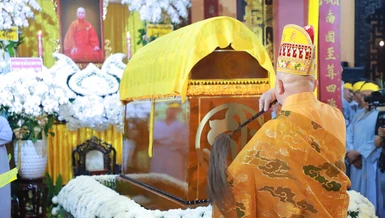 Hòa thượng Thích Lệ Trang cử hành nghi thức phất trần