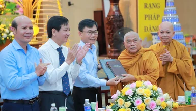 PGS.TS Phan Mạnh Hùng, Phó Trưởng khoa Văn học - Trường Đại học Khoa học Xã hội và Nhân văn tặng bộ sách "Về văn hóa, văn học, lịch sử Việt Nam và Đông phương" đến Hòa thượng Thích Giác Toàn