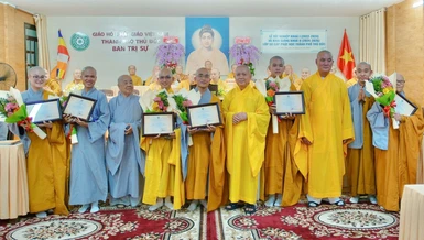 Tăng Ni sinh đạt thành tích cao trong học tập được khen thưởng tại buổi lễ - Ảnh: Ngân Đỗ