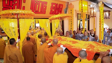 Môn đồ pháp quyến cung thỉnh nhục thân Trưởng lão Hòa thượng Thích Thiện An đến Giác linh đường