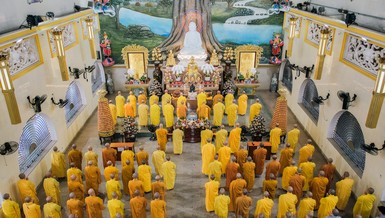 Chư Tăng trường hạ tập trung chùa Vạn Đức tại Lễ tác pháp thọ an cư