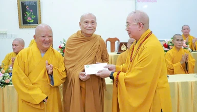 Tại mỗi hạ trường, chư tôn đức Thường trực Ban Trị sự GHPGVN TP.Thủ Đức cúng dường tịnh tài trợ duyên cho các hành giả tu học trong mùa An cư kiết hạ Phật lịch 2569