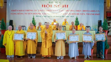 Ban Thường trực Ban Trị sự GHPGVN tỉnh Đồng Tháp tặng Bằng công đức và kỷ niệm chương ghi nhận sự đóng góp của chư Tăng Ni, Phật tử các Ban Trị sự huyện, thành phố trực thuộc