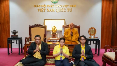 Đoàn Tổng Lãnh sự quán Vương quốc Thái Lan tại TP.HCM chụp hình lưu niệm cùng Hòa thượng Thích Lệ Trang, Trưởng ban Trị sự GHPGVN TP.HCM - Ảnh: Nguyện Truyền/BGN